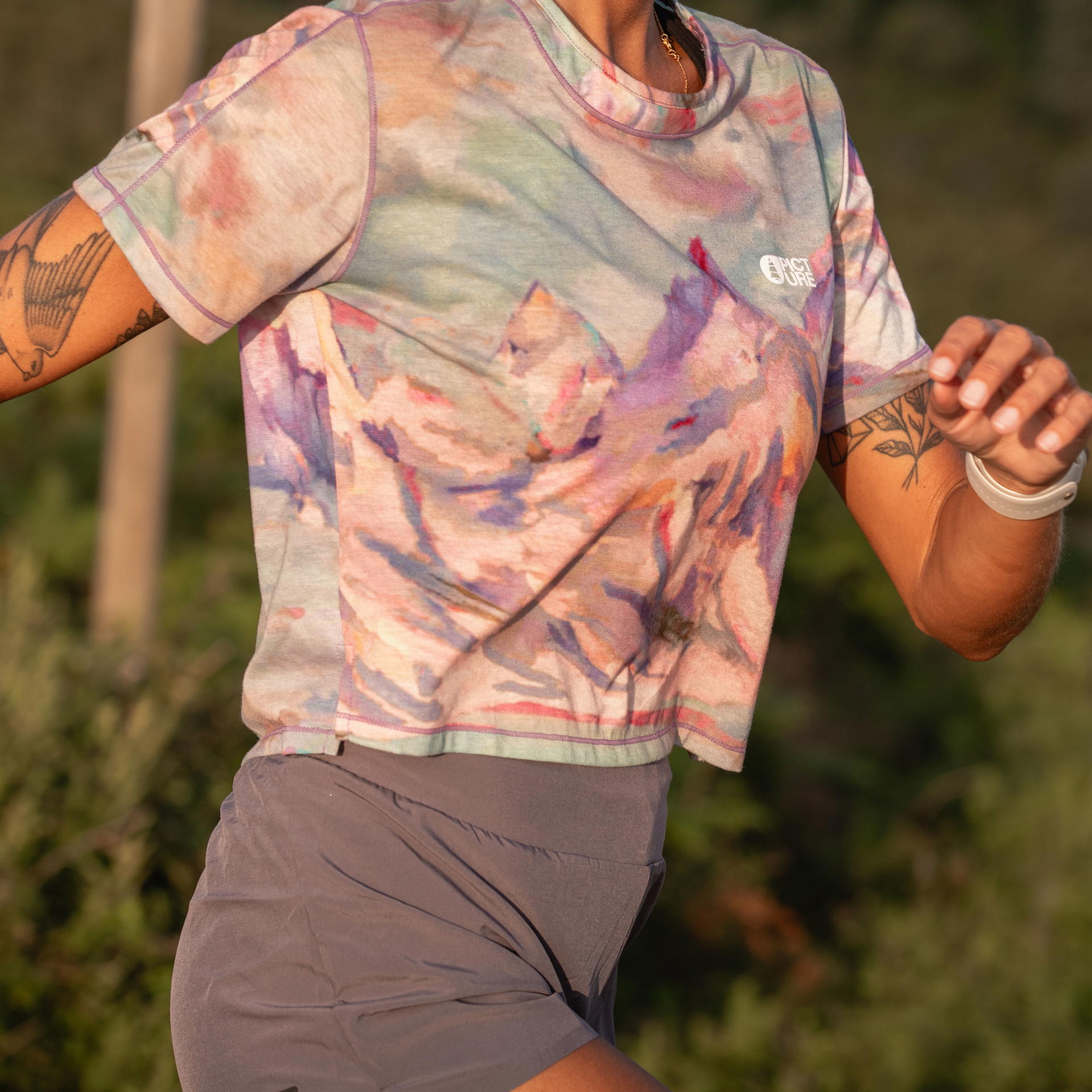 T-shirts NOVITA PRINTED TECH TEE Montanea Print